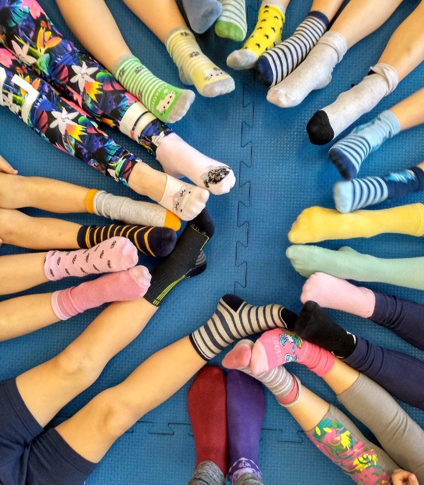 21. března je celosvětový den Downova syndromu, symbolem jsou různé ponožky